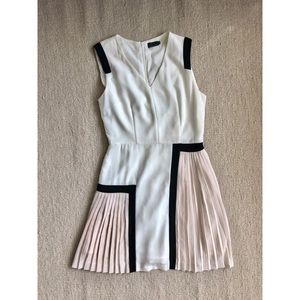 Sleeveless white dress with bold lines